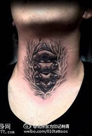 Vratni upleteni uzorak tetovaže na vratu