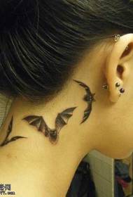 脖子上美麗的蝙蝠紋身圖案