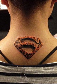 patrón de tatuaje de logo de superman de cuello posterior