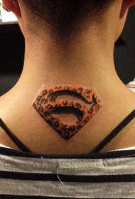 modello tatuaggio tatuaggio collo superman posteriore