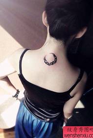 muineál an chailín tar éis an patrún tóir tattoo ghealach totem tóir