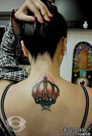 tyttö kaula muoti kaunis kruunu tatuointi malli
