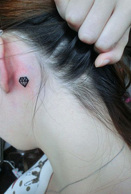 Dopo l'orecchio la pelle bianca funziona con il diamante nero