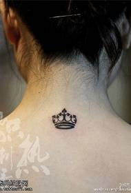 mudellu di tatuaggi di corona minimalista