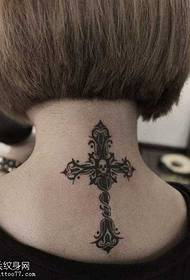 Bel modello totem croce tatuaggio sul collo