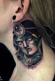 Tatuagem de princesa no pescoço