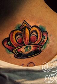 La barra dello spettacolo del tatuaggio offre un piccolo modello di tatuaggio con corona a collo fresco