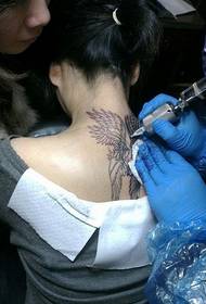 meisie nek vleuel tattoo patroon proses foto