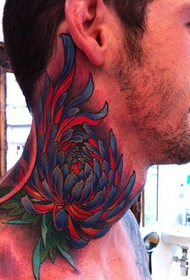 jó megjelenésű színes krizantém tetoválásmintázat a nyakon