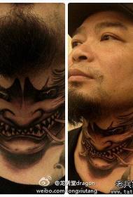 ein beliebtes prajna tattoo muster am hals eines mannes