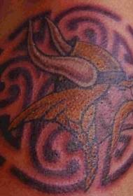 avatar pirata na ramenu sa čudnim obrascem tetovaže logotipa
