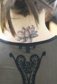modèle de tatouage lotus beauté dos cou