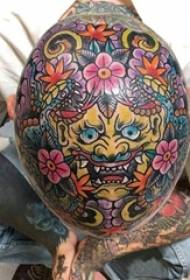 testa di ragazzi che dipinge semplici fiori di linea e immagini di tatuaggi di prajna