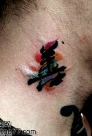 Bellissimo modello di tatuaggio cinese al collo