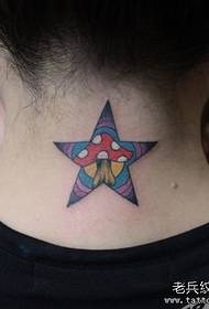 un patrón de tatuaxe de estrelas de cinco puntas en cor feminina