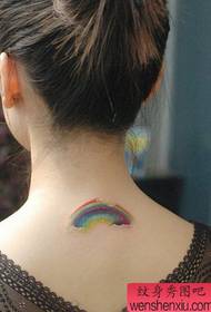 Tatuaxes arcoiris de pescozo feminino