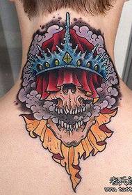 la figura del tatuaggio ha raccomandato un lavoro di tatuaggio sul collo di colore
