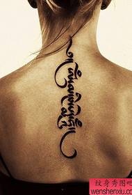 modello di tatuaggio lettera di una donna al collo
