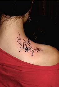 класична мода Лијепа и лијепа слика лептира тотем тетоважа на врату