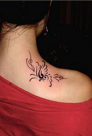 mode classique Belle et belle photo de tatouage totem papillon sur le cou