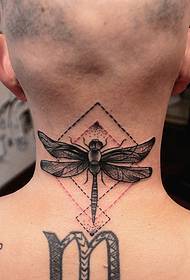 алтернативна машка вратот мала тетоважа една