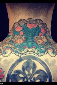 väri Tangshi-tatuointikuvio kaulassa