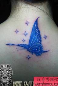 Uzorak zvijezda tetovaže leptira na vratu