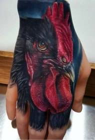 手背顏色逼真的公雞頭紋身圖片