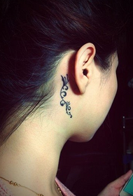 orecchio bellissimo tatuaggio di vite in rattan