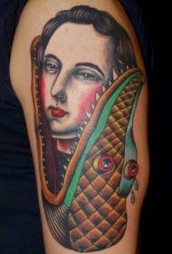 rameno ohromujúce maľoval krokodíl s ľudským tetovaním