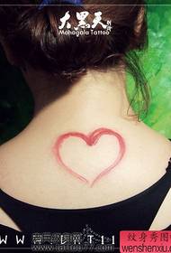 一幅女孩子颈部爱心纹身图案