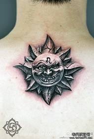 si consiglia un tatuaggio sul collo del dipartimento Leo Sun God