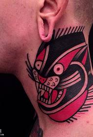 Melnā pantera tetovējums uz kakla