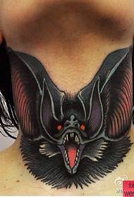 La barra dello spettacolo del tatuaggio ha raccomandato un modello di tatuaggio sul collo
