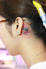 Dopo l'orecchio, una piccola foto di tatuaggio digitale fresca