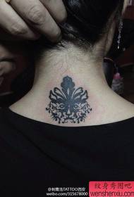 il collo della ragazza è piuttosto popolare modello di tatuaggio di gatto totem
