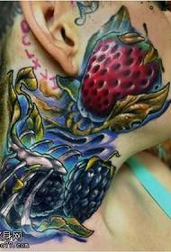 Узорак тетоваже од јагоде на врату