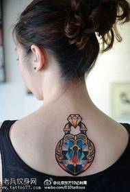 убавина назад на деликатната античка шема за тетоважа на заклучување