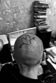 Galvas melnas līnijas sirds forma un bultas tetovējums