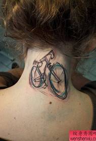 tattoo ya baiskeli ya shingo ya mwanamke hufanya kazi