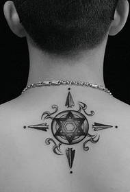 pearsantacht faoin muineál tattoo compáis dubh agus bán