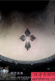 alle ragazze piace il collo del piccolo tatuaggio totem