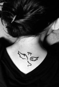 pescozo de rapaza bo aspecto popular tótem alas patrón de tatuaxe