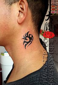 man Neck piccoli tatuaggi totem