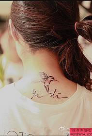 lavoro del tatuaggio colibrì collo donna