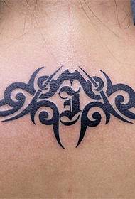 Modello di tatuaggio da donna con totem sul collo
