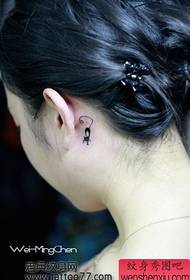 alle ragazze piace il modello di tatuaggio del gatto totem dell'orecchio