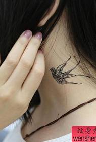 ženský krk prehltne tetovanie