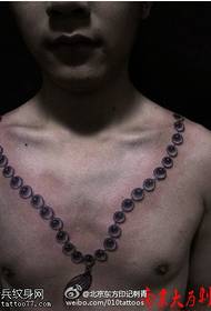 reālistisks pērļu kaklarotas tetovējuma modelis uz kakla