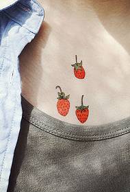 foto modello collo tatuaggio fragola carino